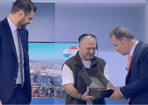 Παύλος Μαρινάκης: Έγινε πατέρας και κέρασε στο στούντιο του ΣΚΑΪ
