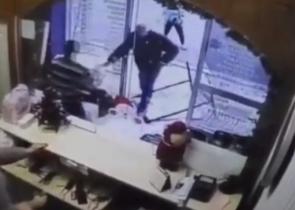 Πανικός στον Πειραιά: Τον μαχαίρωσε έξι φορές μπροστά σε μαγαζί -Στο νοσοκομείο το θύμα