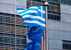 Eύσημα από Κομισιόν στην Ελλάδα: Ανθεκτική η οικονομία - Βιώσιμο το χρέος