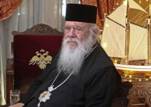 Ιερώνυμος για ομόφυλα ζευγάρια: Με ενοχλεί η τεκνοθεσία, όχι η συμβίωση
