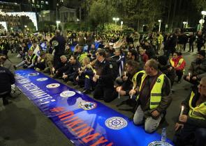 Καθιστική διαμαρτυρία ενστόλων έξω από τη Βουλή - Διακόπηκε η κυκλοφορία
