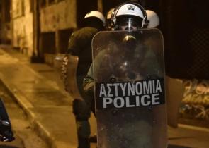 Επίθεση με φωτοβολίδα ευθείας βολής σε αστυνομικούς στα Ιλίσια - 17 προσαγωγές