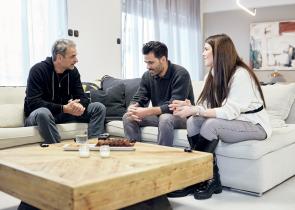 Συνάντηση Μητσοτάκη με ζευγάρι που πήρε διαμέρισμα με το πρόγραμμα «Σπίτι μου» (Photos)