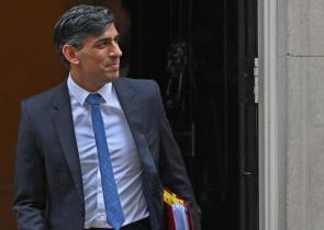 Ο Ρίσι Σούνακ στη Βόρεια Ιρλανδία μετά τον ιστορικό διορισμό πρωθυπουργού από το Σιν Φέιν