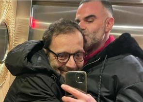Αύγουστος Κορτώ: Παντρεύεται με τον σύντροφό του – Δημοσιεύτηκε η αγγελία γάμου