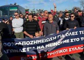 Αγρότες: Βγήκαν με τα τρακτέρ στον Ε-65 στην Καρδίτσα (Videos&Photos)