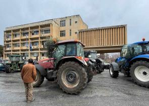 Αγρότες με τρακτέρ απέκλεισαν το Τελωνείο στη Λάρισα (Photos)