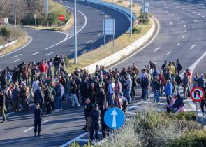 Οι αγρότες έκλεισαν την Εθνική Οδό Θεσσαλονίκης - Αθηνών