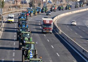 Ξεκίνησε το κομβόι με τα τρακτέρ για την Αθήνα- Πώς θα φτάσουν στο κέντρο της πρωτεύουσας