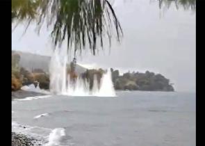Εύβοια: Βίντεο με την ελεγχόμενη έκρηξη χειροβομβίδας που βρέθηκε στη θάλασσα