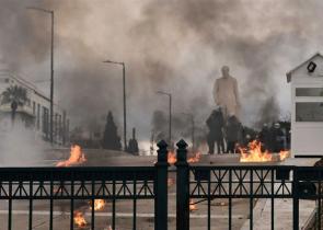 Επεισόδια στο Σύνταγμα και στην Ομόνοια, μετά την πορεία για τα Τέμπη - Πέταξαν μολότοφ στο προαύλιο της Βουλής (εικόνες & βίντεο)