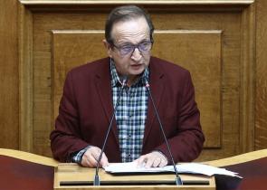 Μπιμπίλας στη Βουλή: Nα έρθει η Εκκλησία να μας πει πόσοι είναι οι γκέι ιερείς