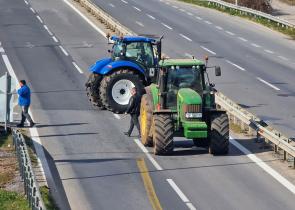 Οι αγρότες της Χαλκιδικής έκλεισαν με τα τρακτέρ την εθνική Θεσσαλονίκης – Μουδανιών