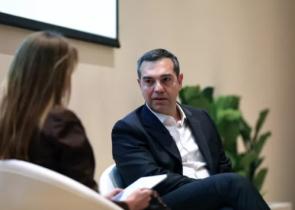Ο ψοφοδεής Τσίπρας υπέκυψε στις Ερινύες του ρίχνοντας στην αρένα τους στενούς του συνεργάτες