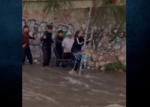 Ανήλικοι εγκλωβίστηκαν στην κοίτη του Ιλισσού ύστερα από ξαφνική μπόρα - Επιχείρηση από την Πυροσβεστική (Βίντεο)