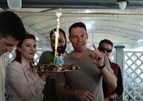 Τούρτα με λάθος ηλικία στα κεράκια έσβησε ο Κασσελάκης για τα γενέθλιά του (Videos&Photos)