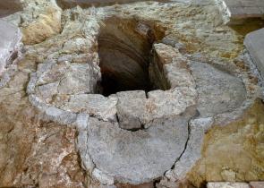 Οι αρχαιολόγοι ανακάλυψαν σπάνια κολυμβήθρα σε κρύπτη εκκλησίας (εικόνες)