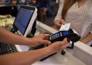 Θησαυρός για την ελληνική οικονομία η υποχρεωτική διασύνδεση των POS με τις ταμειακές