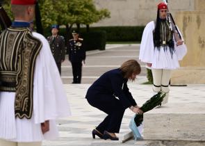 H Σακελλαροπούλου κατέθεσε στεφάνι στο Μνημείο του Αγνώστου Στρατιώτη (Video&Photos)