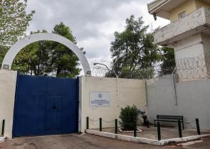 Σωφρονιστικός υπάλληλος και κρατούμενοι διακινούσαν ναρκωτικά και κινητά στις φυλακές νέων Αυλώνα (εικόνα)