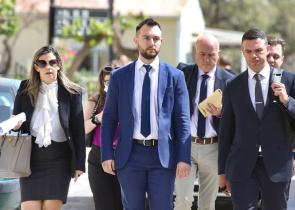 Ελεύθερος ο βουλευτής Φλώρος υπό τον όρο να μην πλησιάζει στα 50 μέτρα τον Γραμμένο