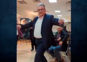 Το ζεϊμπέκικο του Κουτσούμπα στις ΗΠΑ - Ήρθε σε κέφι στη Μέκκα του Καπιταλισμού (Video)