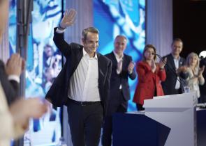 Γιατί ο Μητσοτάκης βλέπει τον ΣΥΡΙΖΑ και το ΠΑΣΟΚ ως... εγγυητές της πολιτικής και οικονομικής σταθερότητας