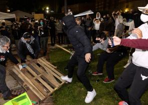 Columbia: Πρόταση μομφής κατά της προέδρου από καθηγητές γιατί κάλεσε την Αστυνομία για τους διαδηλωτές