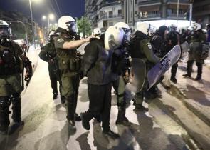 Ένταση στην πορεία προς την ισραηλινή πρεσβεία – Πέτρες και χημικά