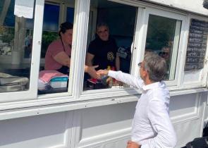 Μητσοτάκης: Ο διάλογος με την ιδιοκτήτρια καντίνας στη Γέφυρα Σερβίων