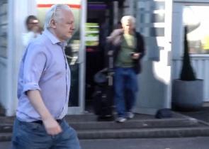 Τζούλιαν Ασάνζ: Από τις αποκαλύψεις των WikiLeaks, στο δικαστικό Γολγοθά και την απελευθέρωση