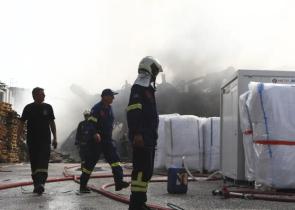 Κηφισιά: Υπό μερικό έλεγχο η φωτιά στο εργοστάσιο - Απόκοσμες εικόνες από το σημείο της έκρηξης