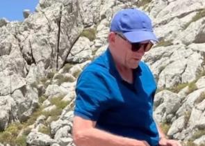 Σύμη: Το πόρισμα του ιατροδικαστή για τον θάνατο του Βρετανού παρουσιαστή Μόσλεϊ