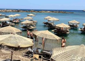 Ξεκίνησε η «μάχη» της ξαπλώστρας: Ξήλωσαν ομπρέλες ακόμα και μέσα από τη θάλασσα στη Ρόδο