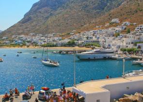 Κάβος πλοίου έσπασε και χτύπησε δύο άτομα που επέβαιναν σε μηχανή στο λιμάνι της Σίφνου