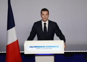 Μπαρντελά: «Η Γαλλία πέφτει στα χέρια της άκρας αριστεράς»
