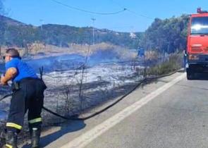 Φωτιά στην Κερατέα – Πού έχει διακοπεί η κυκλοφορία (Videos)