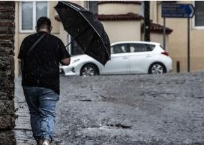 Σε ποιες περιοχές αναμένονται καταιγίδες τις επόμενες ώρες - Τι αναφέρει το έκτακτο δελτίο