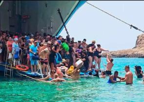 Χανιά: Τριτοκοσμικές εικόνες στον Μπάλο – Τουρίστες βουτάνε μέχρι τον λαιμό από το πλοίο για να φτάσουν στην παραλία