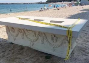 Πήγε για μπάνιο και ανακάλυψε τυχαία μία σαρκοφάγο στην παραλία