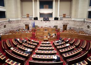 Κυβέρνηση και κόμματα περί άλλα τυρβάζουν