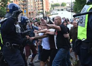 Βρετανία: Ακροδεξιά λίστα στόχων με 39 κέντρα υποδοχής μεταναστών - Επί ποδός 6.000 αστυνομικοί