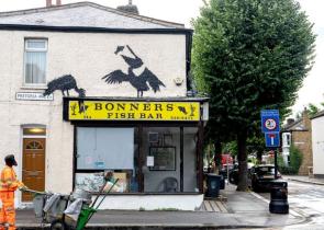 Κάτι συμβαίνει με τον Banksy: Εμφανίστηκε πέμπτο έργο του σε πέντε ημέρες, μετά την κλοπή του προηγούμενου