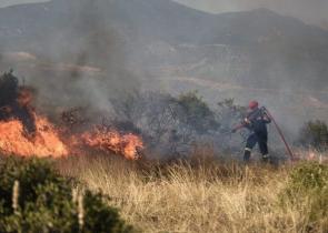Φωτιά στην Ιεράπετρα - Μεγάλη συνδρομή της Πυροσβεστικής