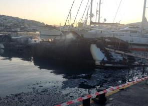 Βυθίστηκαν τα τρία από τα τέσσερα σκάφη που κάηκαν χθες στη Μαρίνα Ζέας (εικόνες)