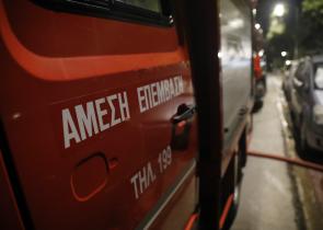 Φωτιά σε ακάλυπτο χώρο στο κέντρο της Αθήνας
