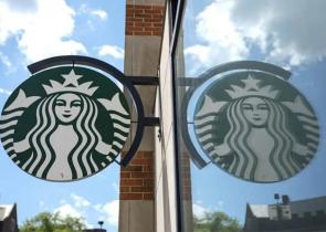 Starbucks: Ο νέος CEO θα ταξιδεύει 1.600 χλμ καθημερινά με τζετ για να πάει στη δουλειά