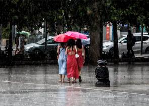 Καιρός: Πρωτομαγιά με καταιγίδες και ισχυρούς ανέμους - «Καλοκαίρι» από την Παρασκευή