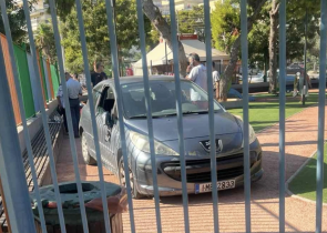 Παραλίγο τραγωδία στη Βάρκιζα: Ηλικιωμένη οδηγός εισέβαλε με το αυτοκίνητο σε παιδική χαρά!