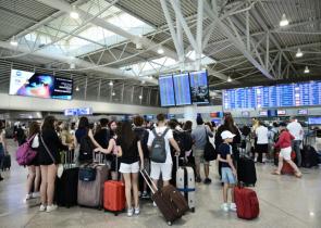 Αυστηροποιούνται οι κανονισμοί στα αεροπορικά ταξίδια – Αλλαγές στο βάρος των χειραποσκευών και των υγρών